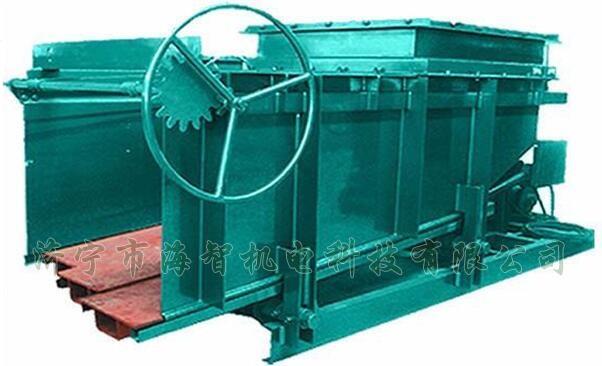 導料槽設(shè)有多個活動式底板，底板在回程過程中可以承受物料所帶來的摩擦力